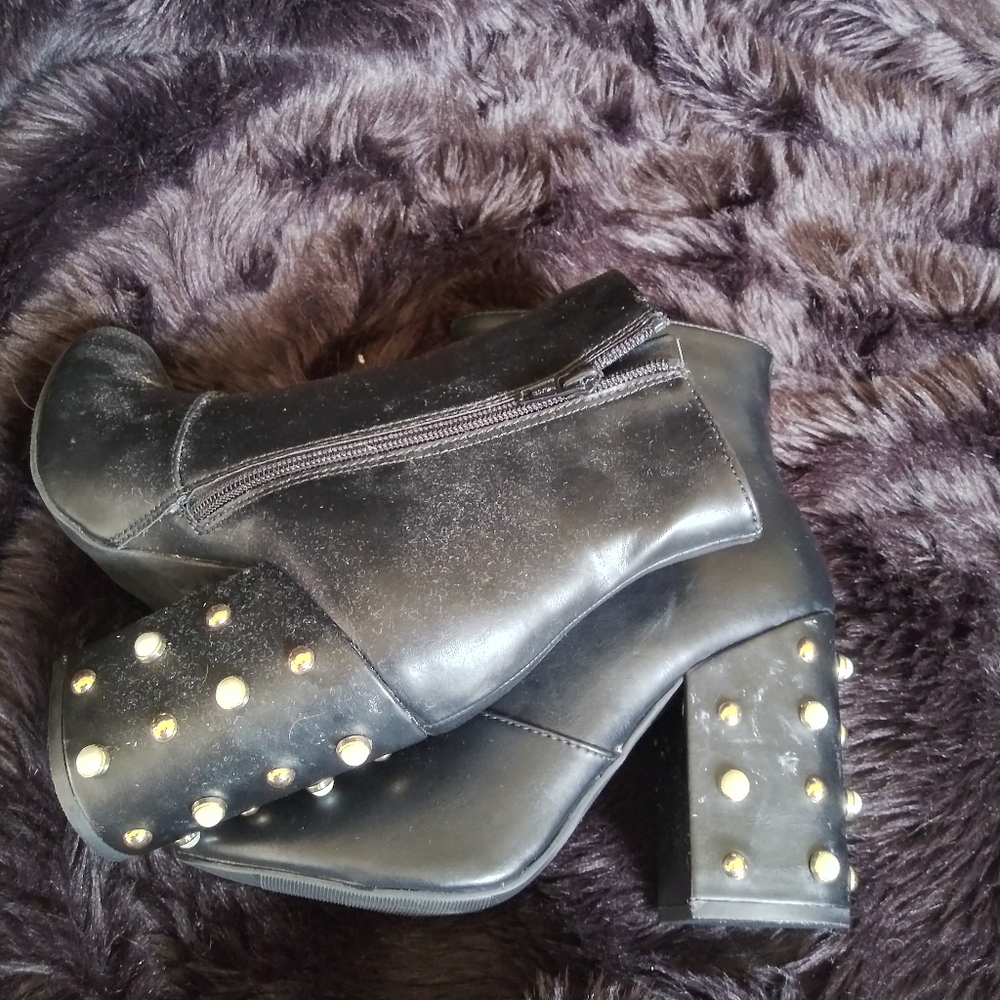 Boots - Picture 3 of 6